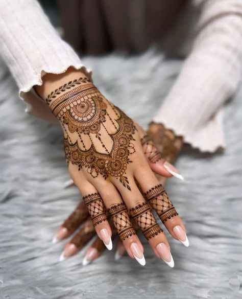 Lace Pakistani Mehendi Design