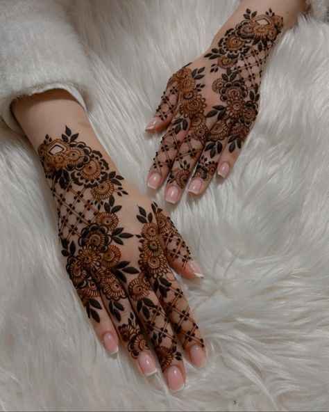 Rose Pakistani Mehandi Design